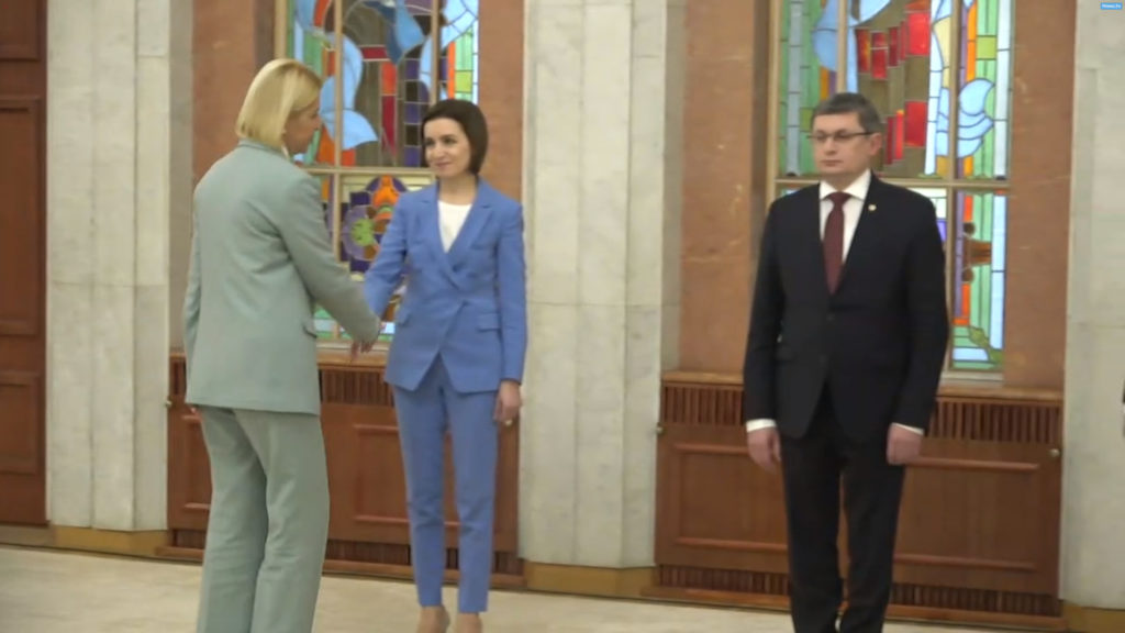 Guvernul se schimbă, bașcanul rămâne. A câta oară sărută Irina Vlah steagul Republicii Moldova?