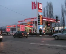 Lukoil vrea să-și vândă stațiile de alimentare din România și Moldova. Compania Rompetrol, printre potențialii cumpărători