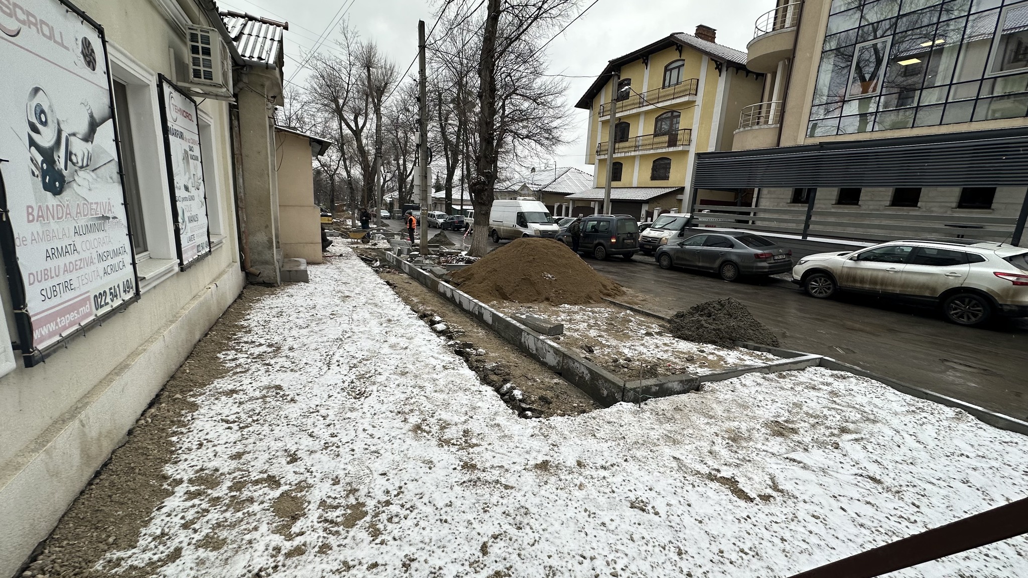 Мэрии Кишинева грозит уголовное дело. Парковку на тротуарах в историческом центре обустраивают без документов