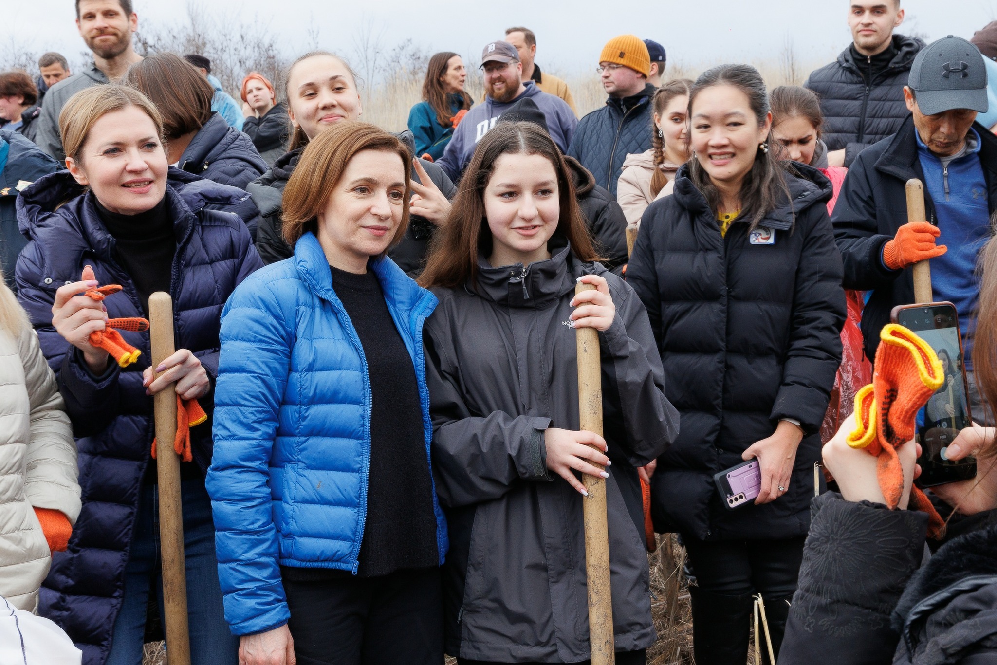 FOTO Șefa statului a participat la plantarea a peste 1 500 de puieți lângă comuna Cruzești