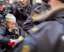 (VIDEO) Activista Greta Thunberg, reținută în timpul unui miting în fața ministerului norvegian de Finanțe. A blocat accesul în clădire