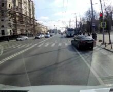 (VIDEO) Un Mercedez a fost la un pas de a tampona câțiva pietoni pe zebră, după ce a ignorat semaforul. Ce spune poliția?