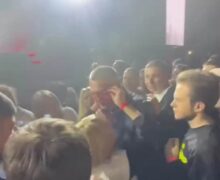 (VIDEO) Încă un accident la Arena Chișinău. Un bărbat a fost rănit după ce o dronă i-a căzut peste față, în timpul concertului Bi-2