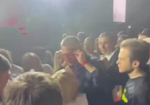 (ВИДЕО) На концерте «Би-2» в Arena Chișinău на мужчину упал дрон. Полиция завела уголовное дело