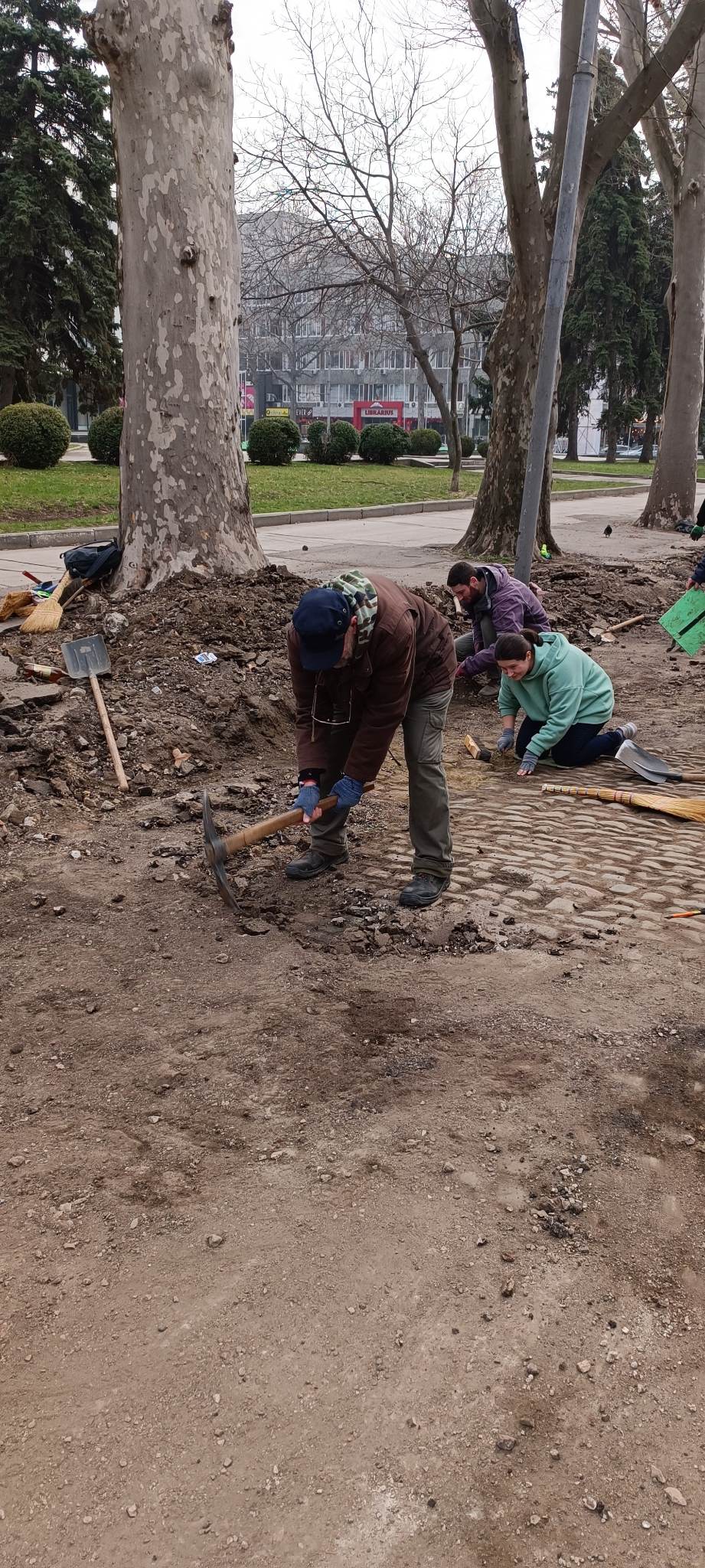 FOTO Arheologii au început să studieze pavajul istoric din centrul Chișinăului. Primele concluzii 