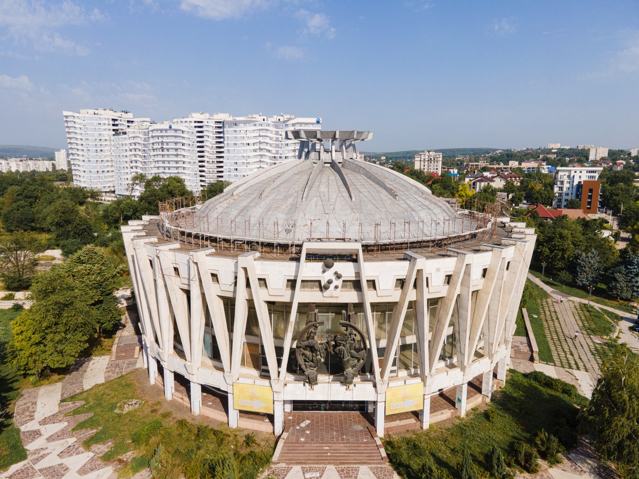 (ФОТО) В Кишиневе начали консервацию здания Цирка