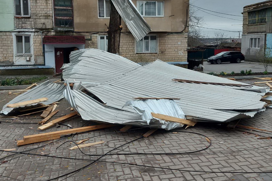 FOTO Comrat: Clădiri rămase fără acoperiș și mașini avariate din cauza vântului puternic