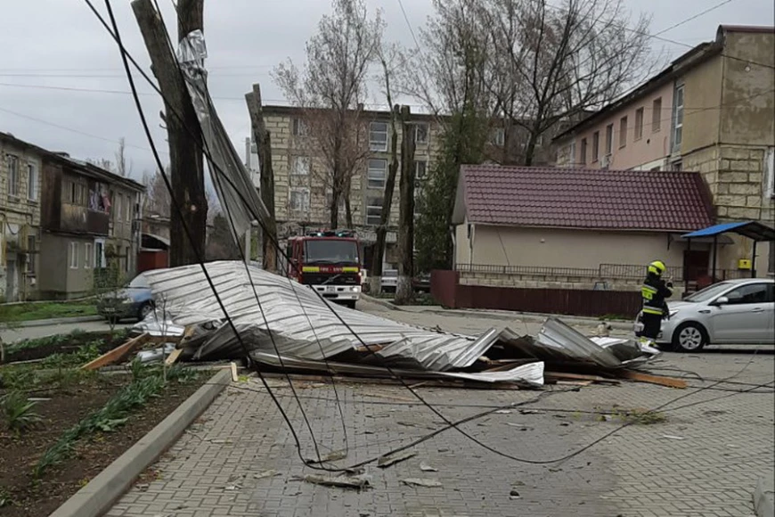 FOTO Comrat: Clădiri rămase fără acoperiș și mașini avariate din cauza vântului puternic