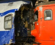 (ФОТО) В Румынии локомотив врезался в пассажирский вагон. Один человек погиб, трое пострадали