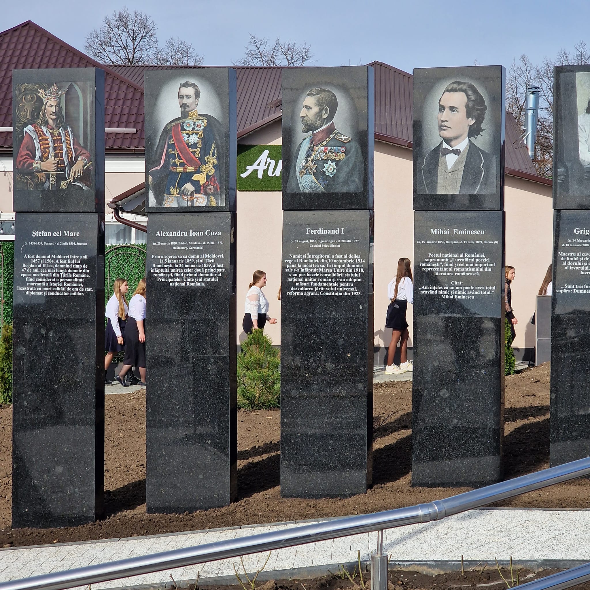 (FOTO) Teatru de vară și teren de sport. La Băcioi a fost inaugurat un nou parc