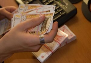 Se limitează plățile cash în Moldova, din 1 ianuarie anul viitor. Parlamentul a adoptat proiectul
