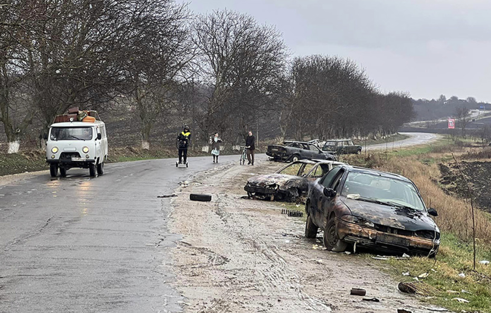 (ФОТО) Разбитые автомобили и «минное поле». В Молдове снимают фильм о войне в Украине