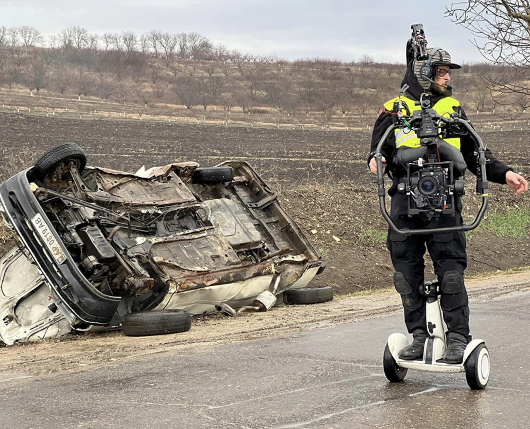 FOTO Mașini deteriorate și aparent abandonate, pe un traseu din Moldova: formează decorul unui film