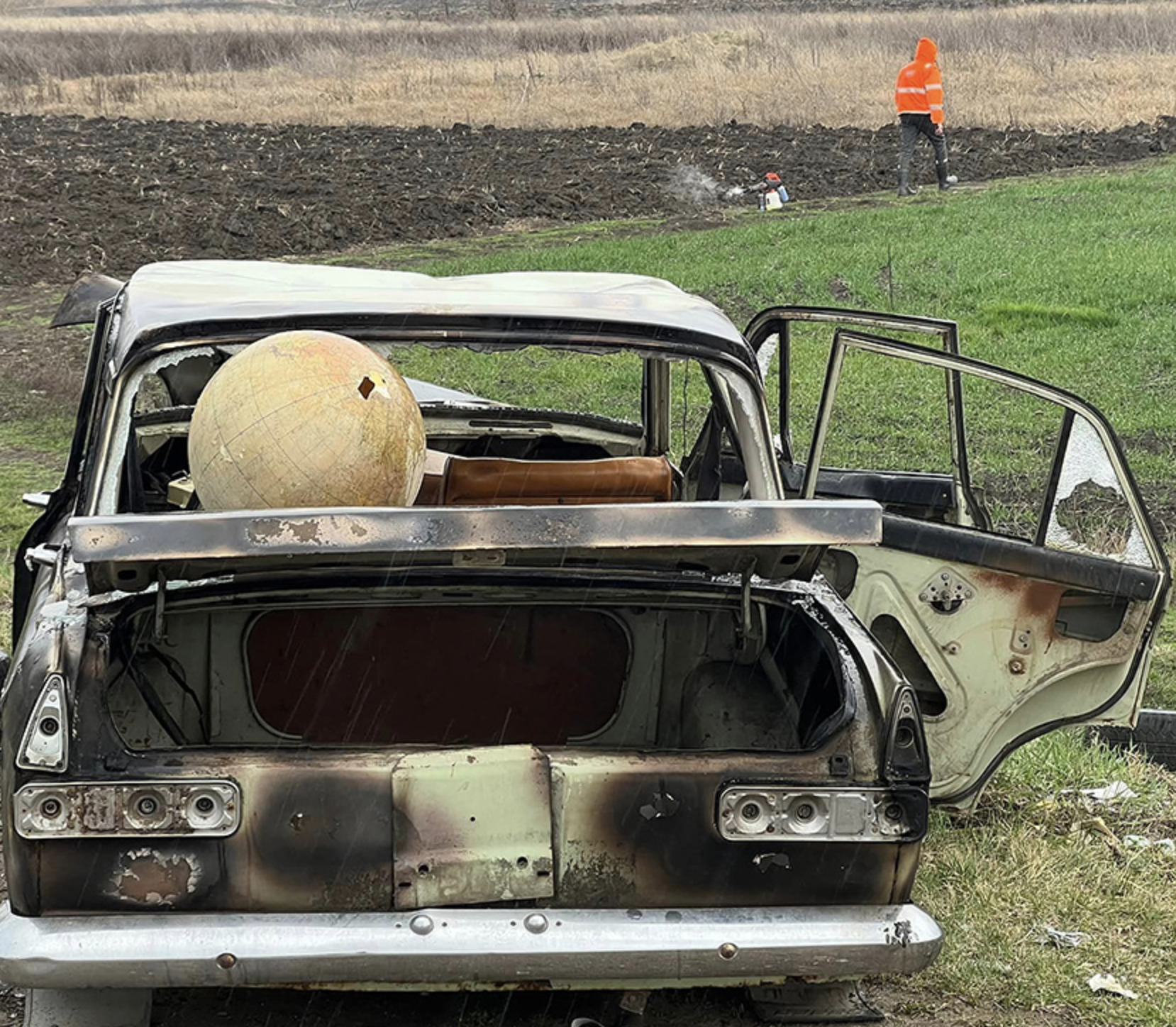 (ФОТО) Разбитые автомобили и «минное поле». В Молдове снимают фильм о войне в Украине