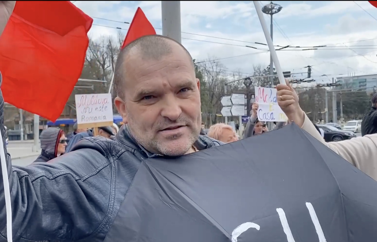 (ФОТО) В центре Кишинева прошли акции протеста сторонников и противников объединения с Румынией