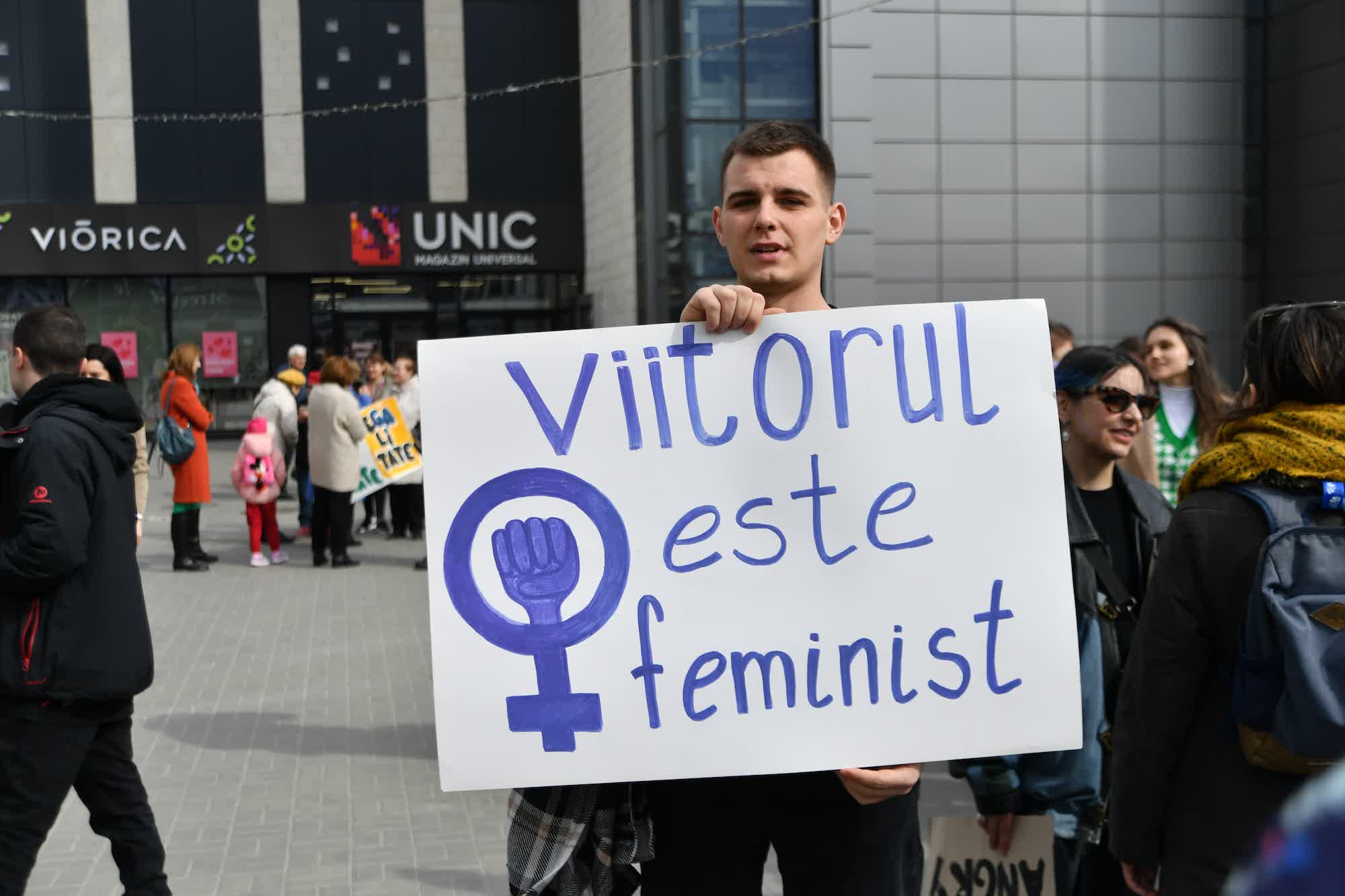 Fotoreportaj NM. „Pace. Dreptate și Egalitate” și „Glorie Ucrainei!”. Cum a decurs Marșul Feminist din Chișinău