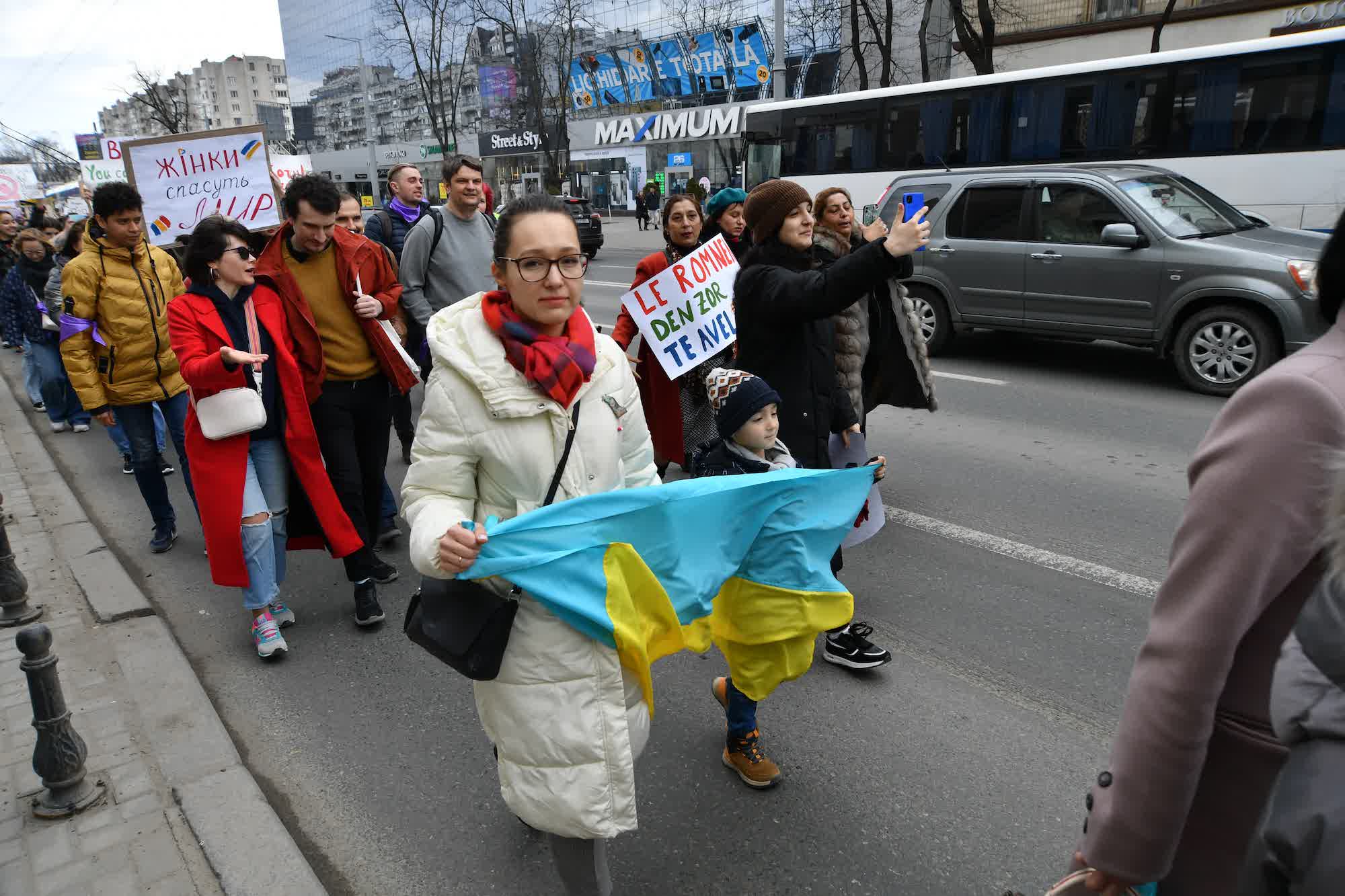 (ФОТОРЕПОРТАЖ NM) «Хотим власть без "яиц"», «Слава Украине» и равенство. Как прошел феминистский марш в Кишиневе