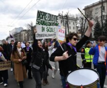 (ФОТОРЕПОРТАЖ NM) «Хотим власть без «яиц»», «Слава Украине» и равенство. Как прошел феминистский марш в Кишиневе