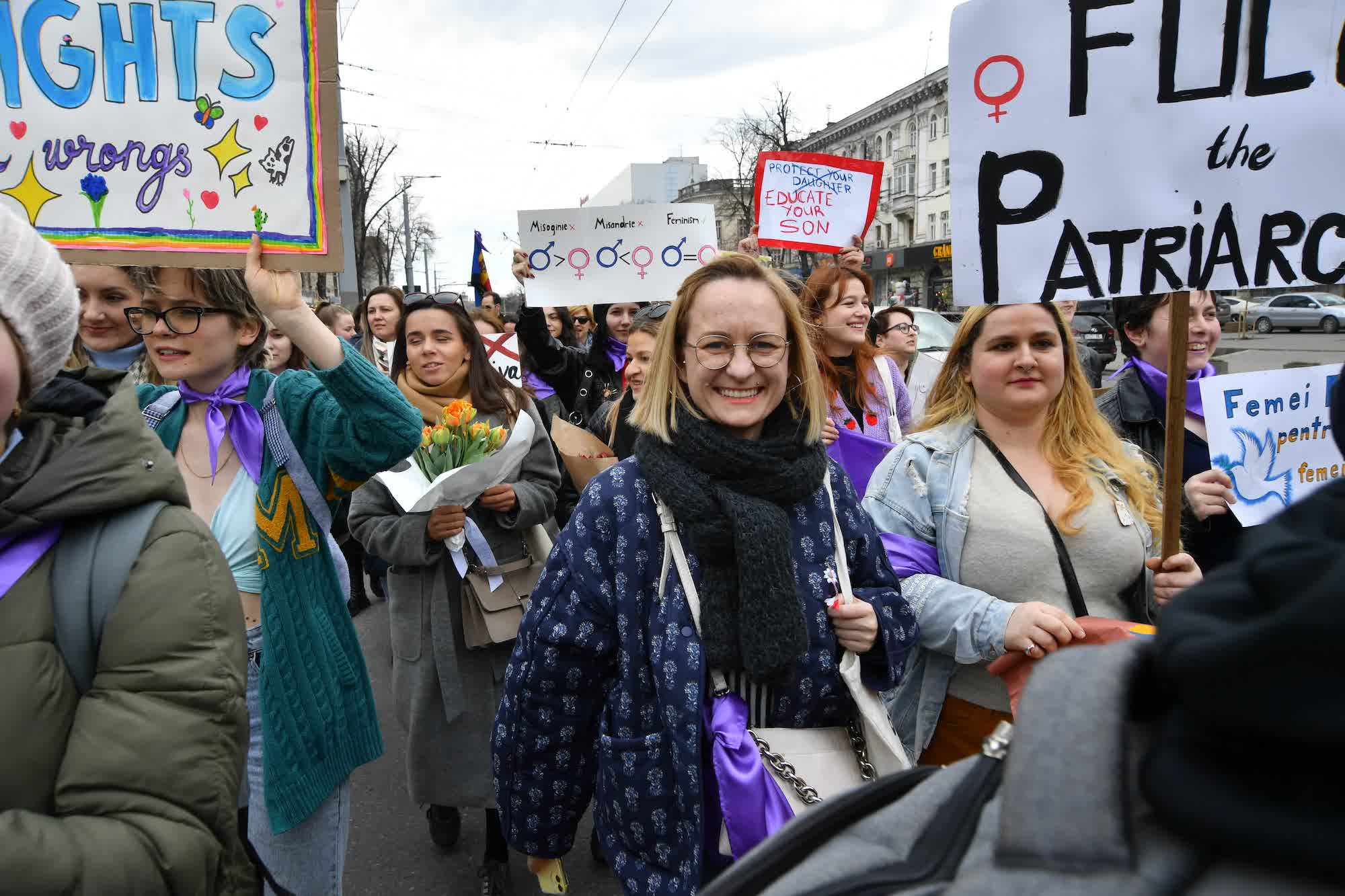 (ФОТОРЕПОРТАЖ NM) «Хотим власть без "яиц"», «Слава Украине» и равенство. Как прошел феминистский марш в Кишиневе