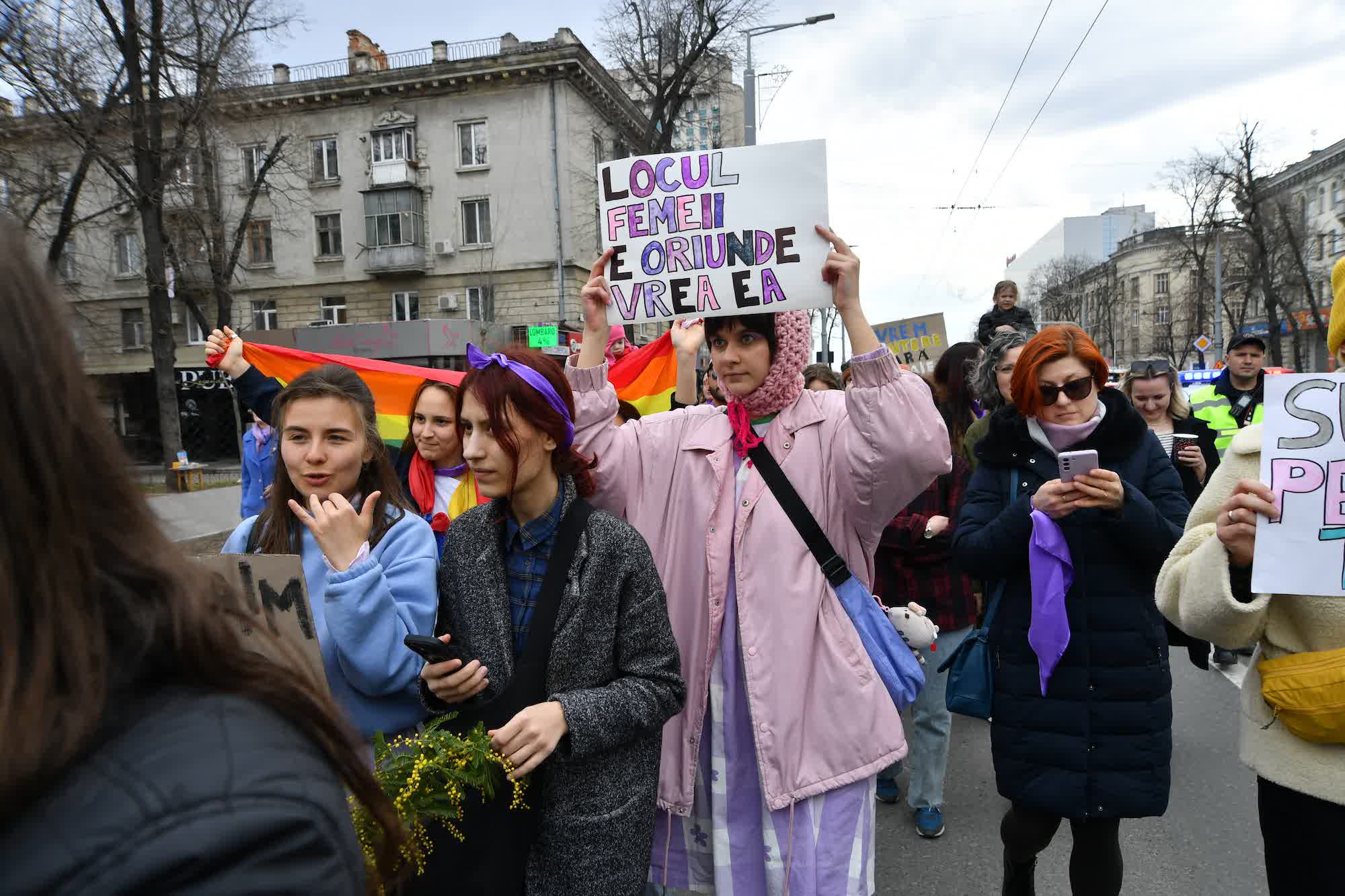 Fotoreportaj NM. „Pace. Dreptate și Egalitate” și „Glorie Ucrainei!”. Cum a decurs Marșul Feminist din Chișinău