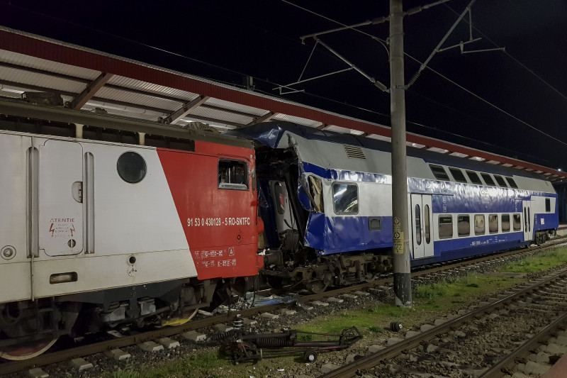 (ФОТО) В Румынии локомотив врезался в пассажирский вагон. Один человек погиб, трое пострадали