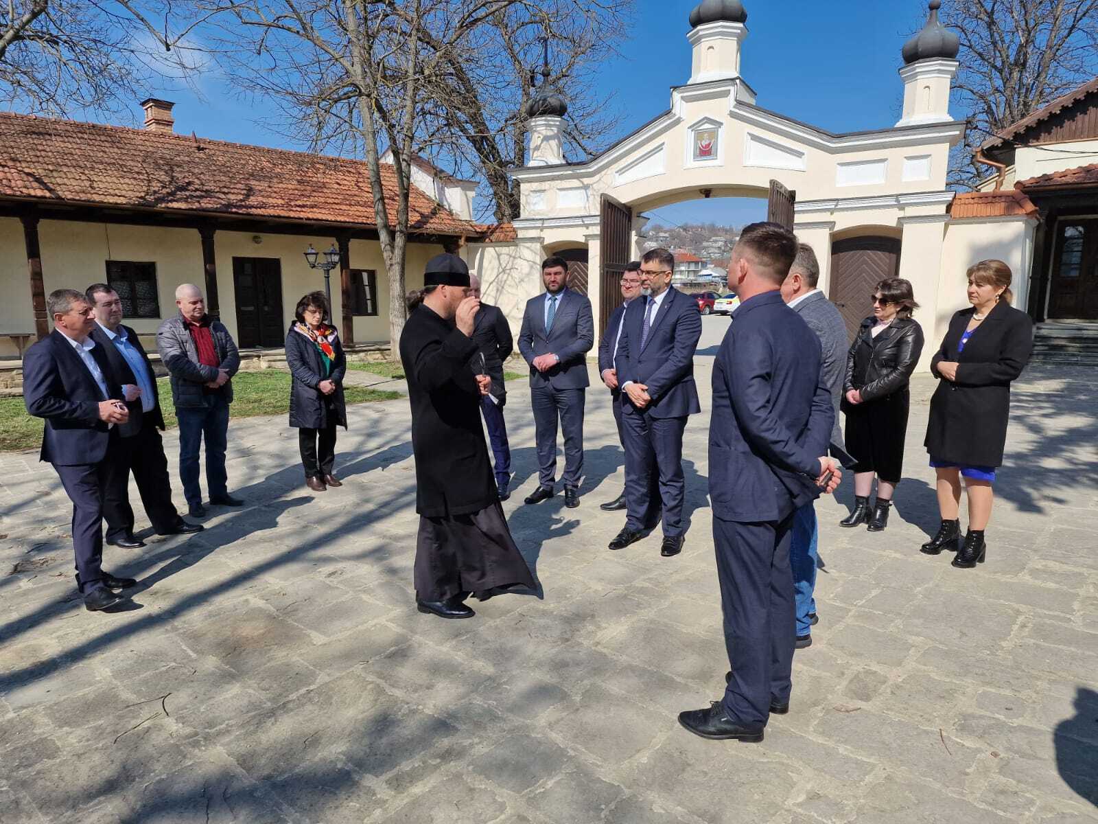 (FOTO) Vicepreședintele Senatului României a vizitat mănăstirea Căpriana. Săptămâna viitoare, vin noi oficiali din România