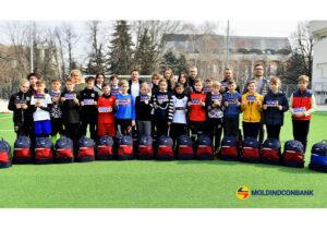 Moldindconbank a oferit echipament sportiv pentru clasa de fotbal de la Liceul ”Gogol” din Chișinău