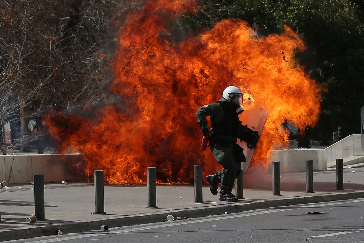 (VIDEO) Protest violent la Atena, după tragicul accident feroviar: manifestanții au aruncat cu cocktailuri Molotov, iar poliția a răspuns cu gaze lacrimogene