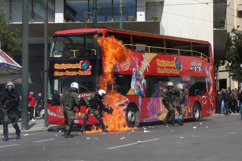 (VIDEO) Protest violent la Atena, după tragicul accident feroviar: manifestanții au aruncat cu cocktailuri Molotov, iar poliția a răspuns cu gaze lacrimogene