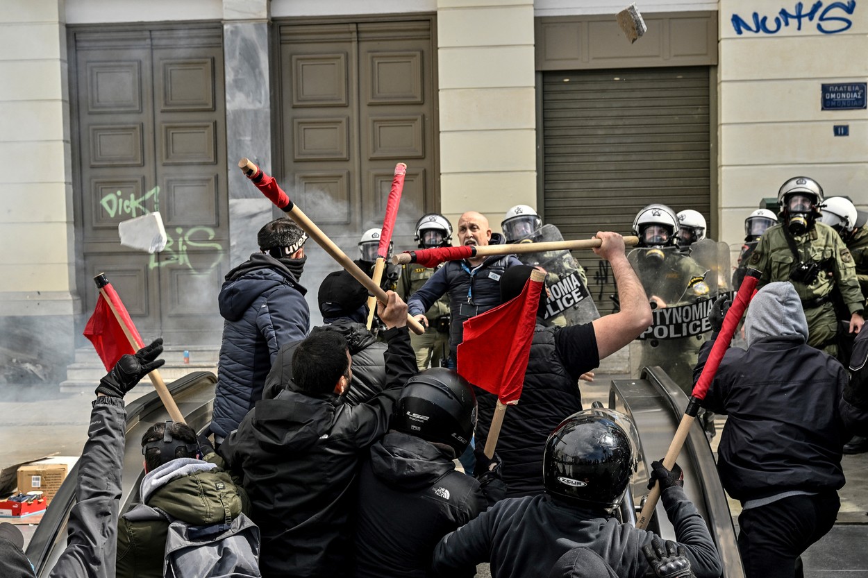 (ФОТО, ВИДЕО) В Афинах протест в связи с крушением поезда перерос в столкновения с полицией