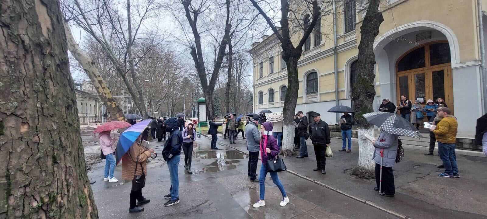 FOTO Cu cărți în mâini, în fața Bibliotecii Naționale. Flashmob împotriva cedării edificiului din Chișinău 
