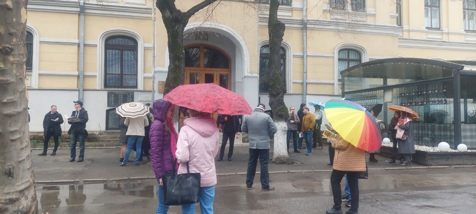 FOTO Cu cărți în mâini, în fața Bibliotecii Naționale. Flashmob împotriva cedării edificiului din Chișinău 
