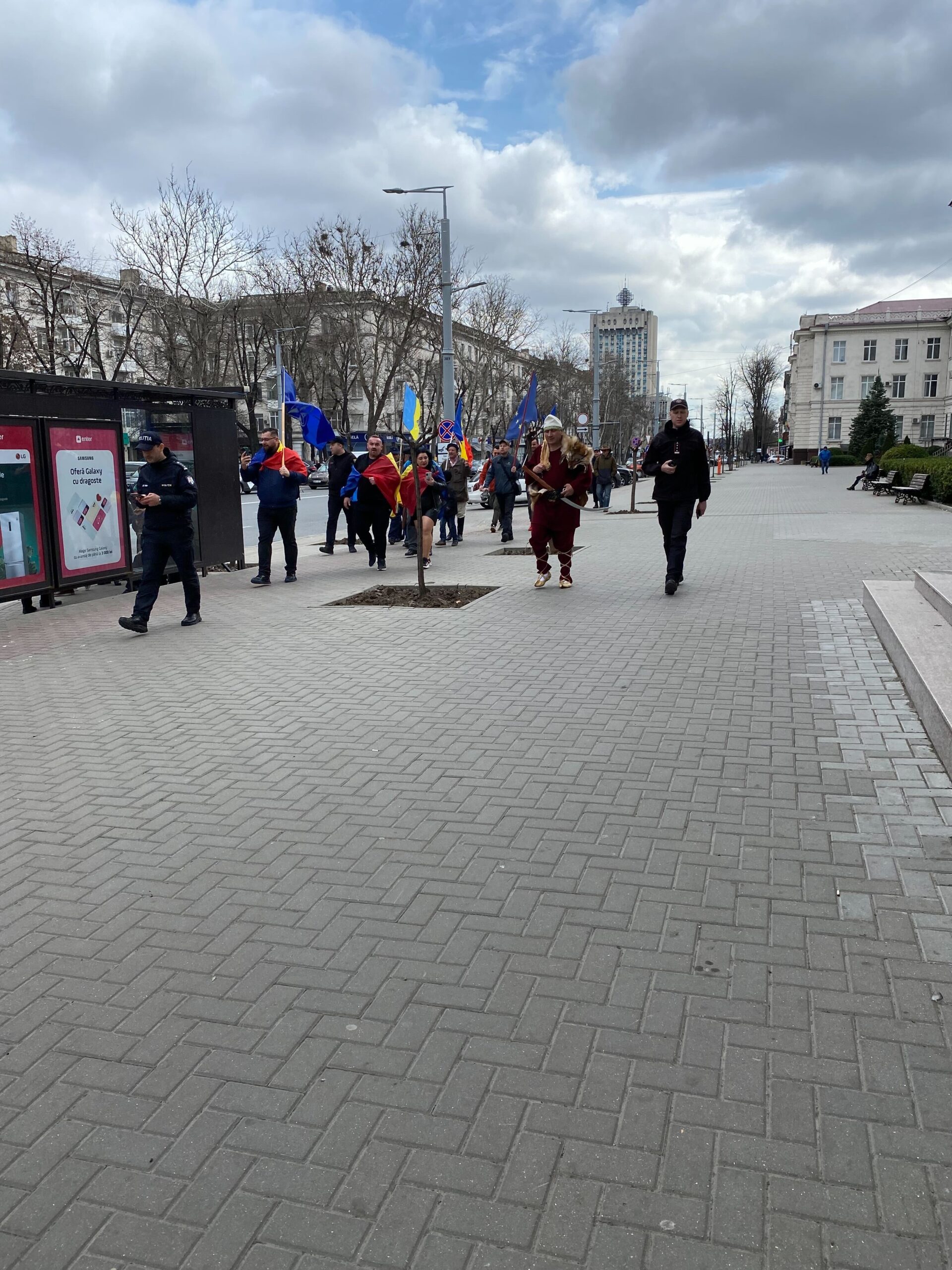 FOTO Protest și contra-protest în centrul capitalei: mai mulți cetățeni au cerut unirea cu România 
