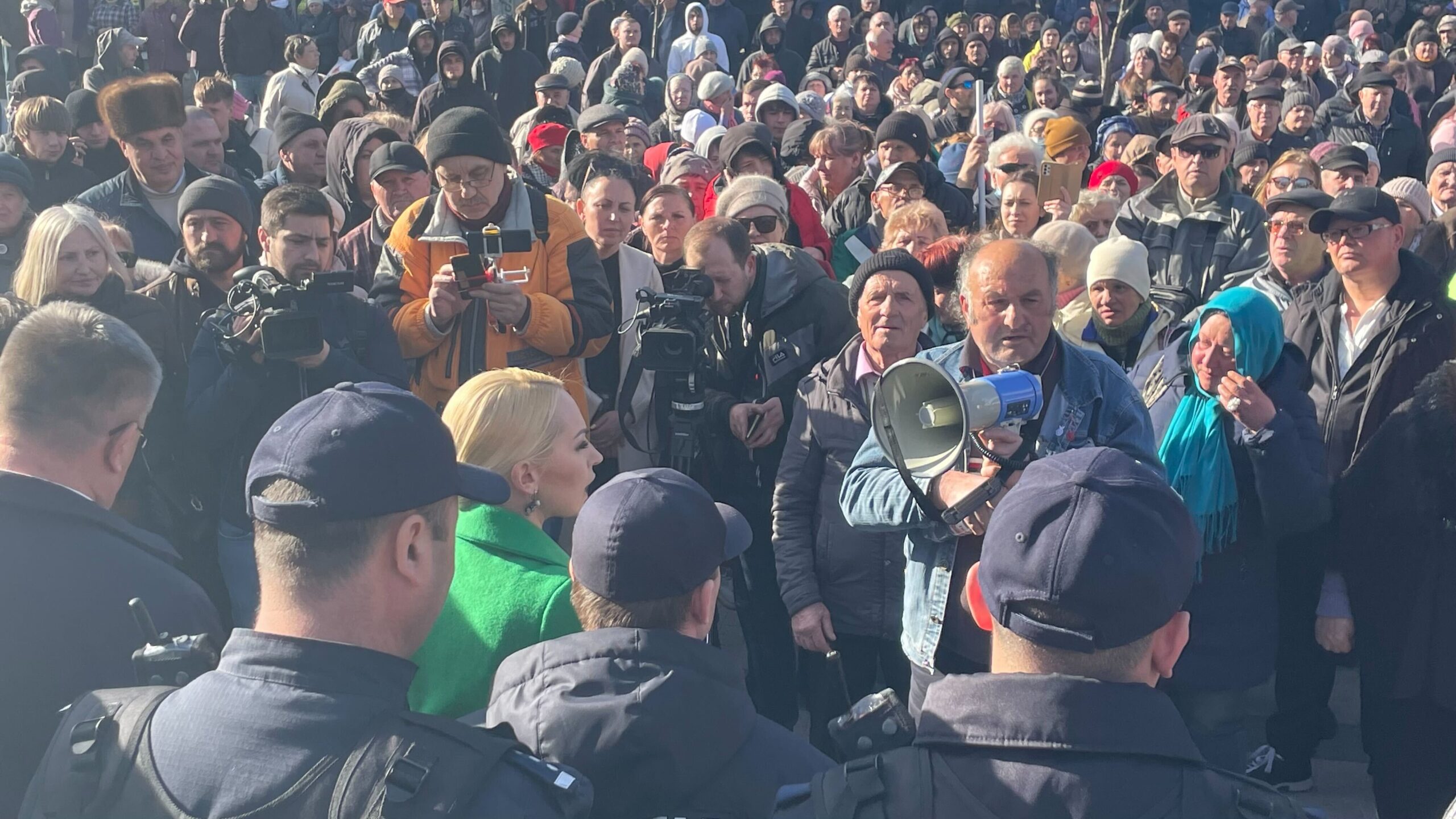 FOTO/VIDEO Un nou protest organizat de Șor. Manifestanții, în frunte cu Tauber, îi cer lui Recean să vină în fața lor