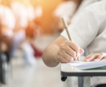 Un decan și un șef al Universității de Stat de Educație Fizică și Sport, condamnați pentru mită de la un student