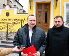 «Конституцию надо уважать». ПСРМ и ПКРМ обратились в КС из-за изменения названия госязыка на «румынский»