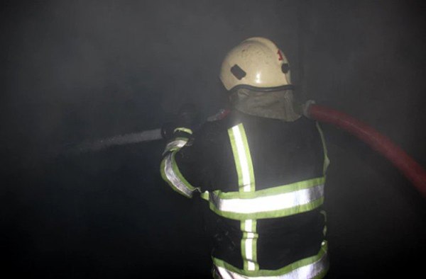 (ФОТО) В Кишиневе жильцов многоквартирного дома эвакуировали из-за пожара