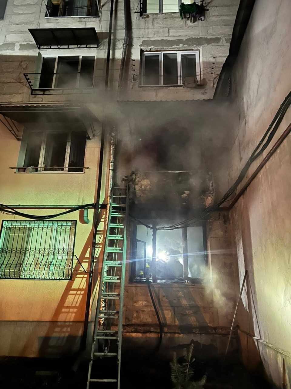 (ФОТО) В Кишиневе жильцов многоквартирного дома эвакуировали из-за пожара