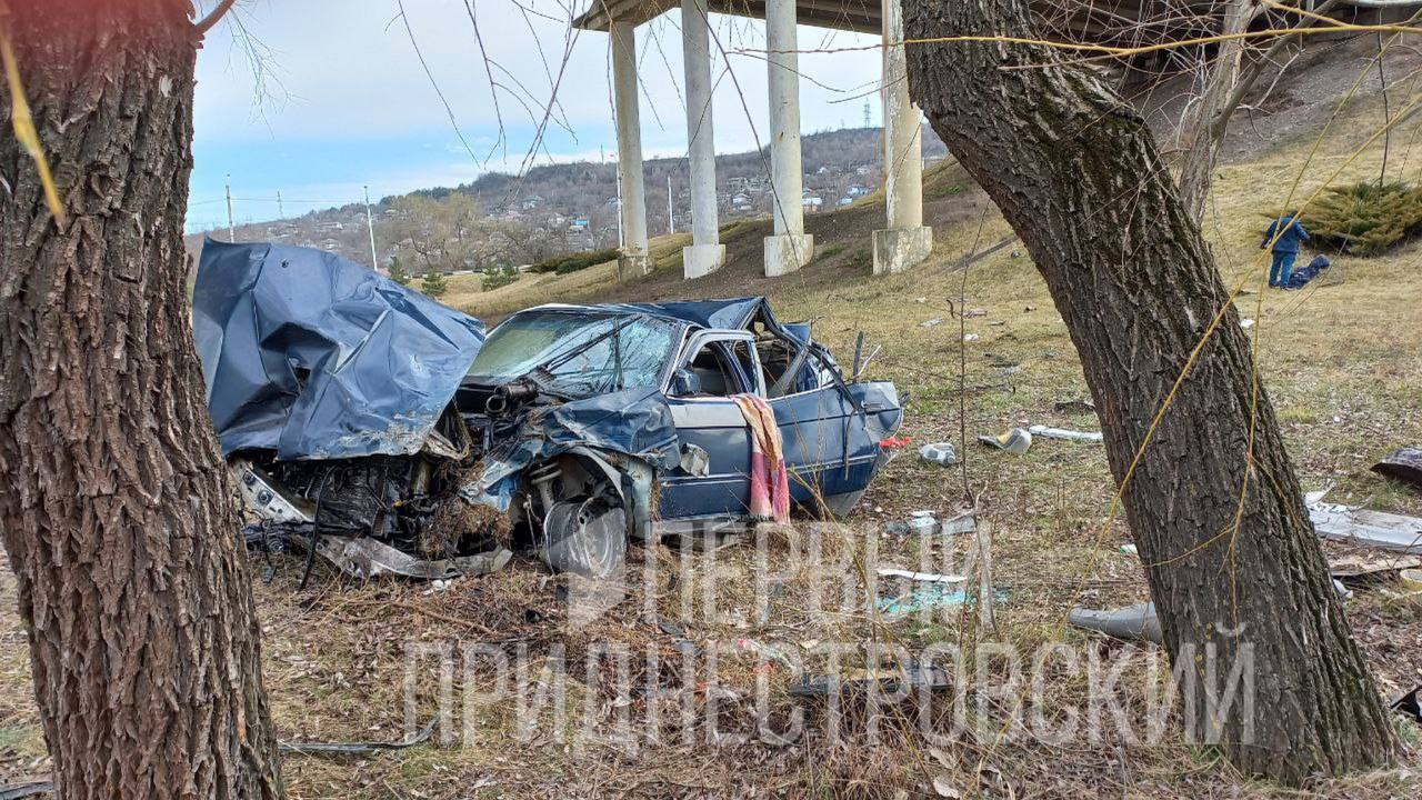 (VIDEO) O mașină a căzut de pe podul din orașul Rîbnița. Șoferul a fost transportat la spital
