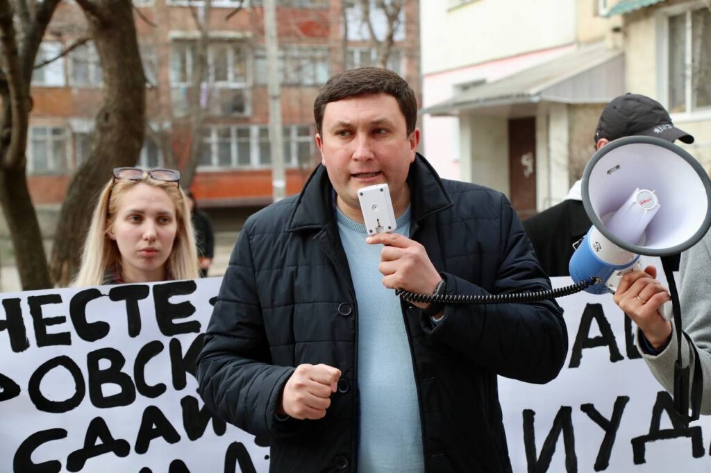 (FOTO) Socialiștii au venit cu pancarte în fața blocului deputatului Alexandr Nesterovschi, care a anunțat că părăsește formațiunea