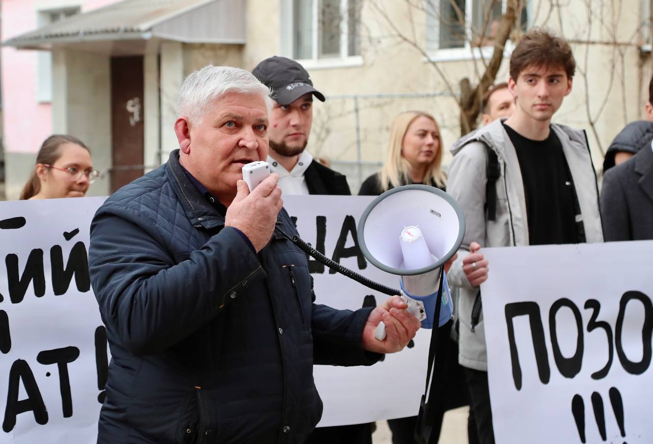 (FOTO) Socialiștii au venit cu pancarte în fața blocului deputatului Alexandr Nesterovschi, care a anunțat că părăsește formațiunea