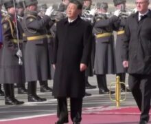 (VIDEO) Xi Jinping a ajuns în Rusia. A fost întâmpinat cu o fanfară militară și panouri în chineză, afișate pe străzi