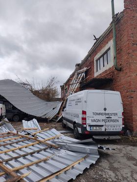 FOTO Rafalele de vânt creează pagube în Moldova: mașini distruse de copaci, fire electrice avariate și trasee blocate