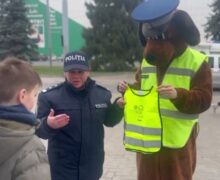 (VIDEO) Măsuri după accidentele care au cutremurat Moldova: poliția a împărțit pietonilor benzi reflectorizante și brățări fluorescente