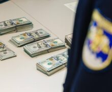 Doi ucraineni au încercat să ajungă în Moldova cu $100 700, fără să declare banii. Suma a fost confiscată la Aeroport
