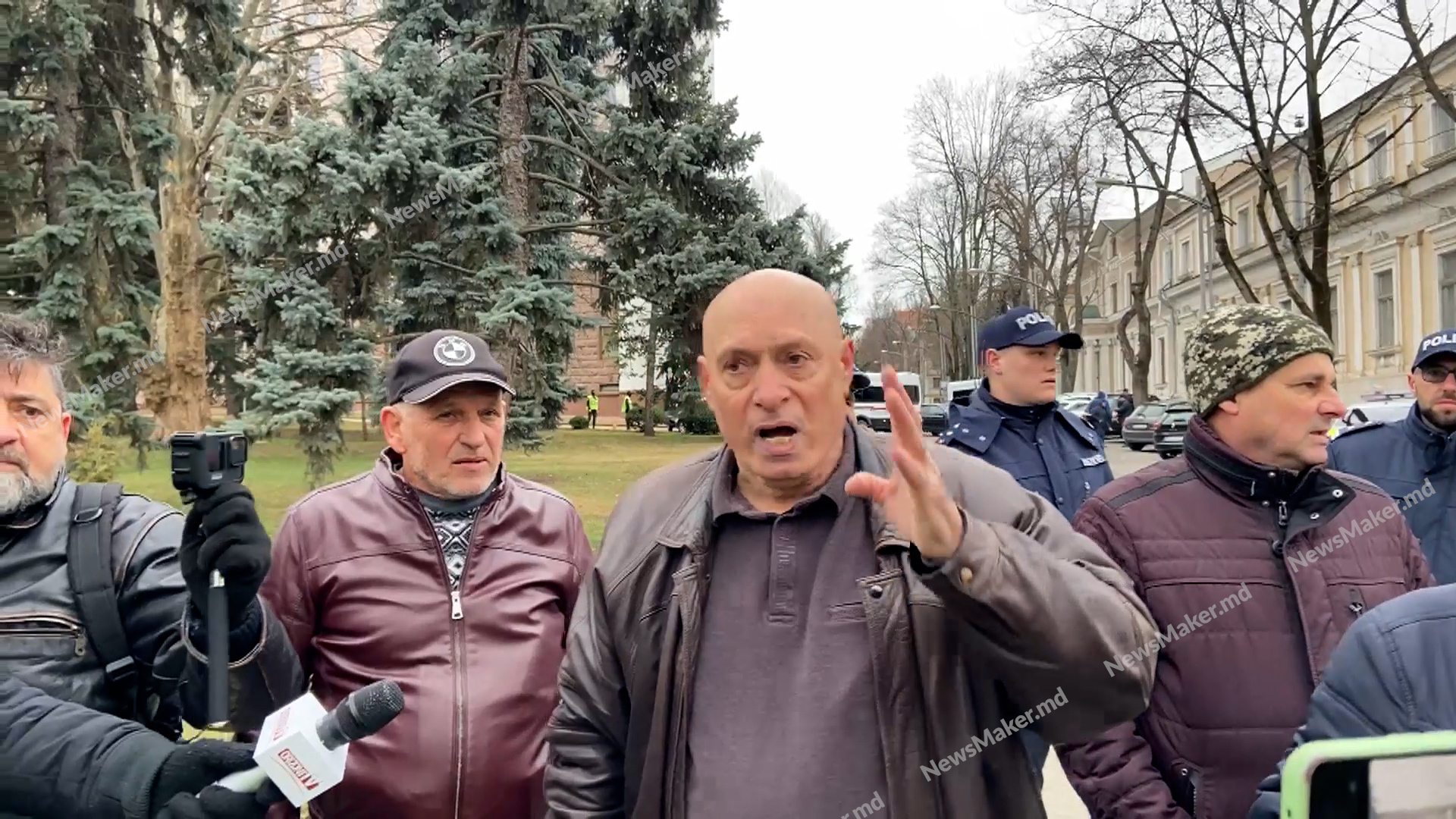 (ВИДЕО) Столкновения у здания парламента. На мэра Оргеева напал контр-протестующий