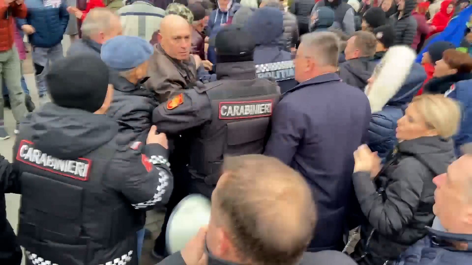 (ВИДЕО) Столкновения у здания парламента. На мэра Оргеева напал контр-протестующий