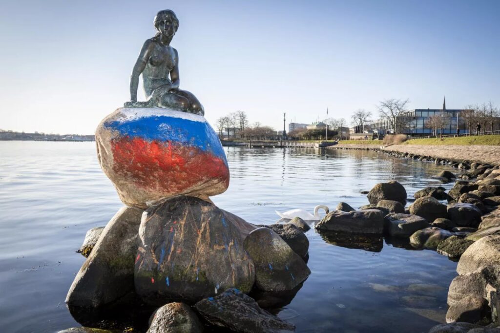 (ФОТО) В Копенгагене постамент статуи Русалочки раскрасили в цвета российского флага