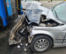 (ВИДЕО) В Кишиневе автомобиль врезался в автобус