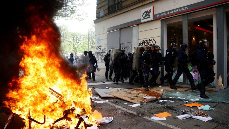 (ФОТО) Во Франции прошли новые забастовки и протесты против пенсионной реформы